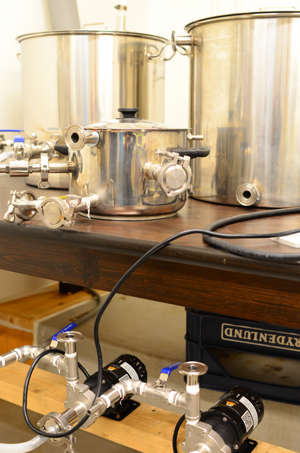 Hjemmelaget: Utstyret er hjemmelaget. For mer info, se boligbryggelagets sider på facebook. Hjemmelaget: Utstyret er hjemmelaget. For mer info, se boligbryggelagets sider på facebook.