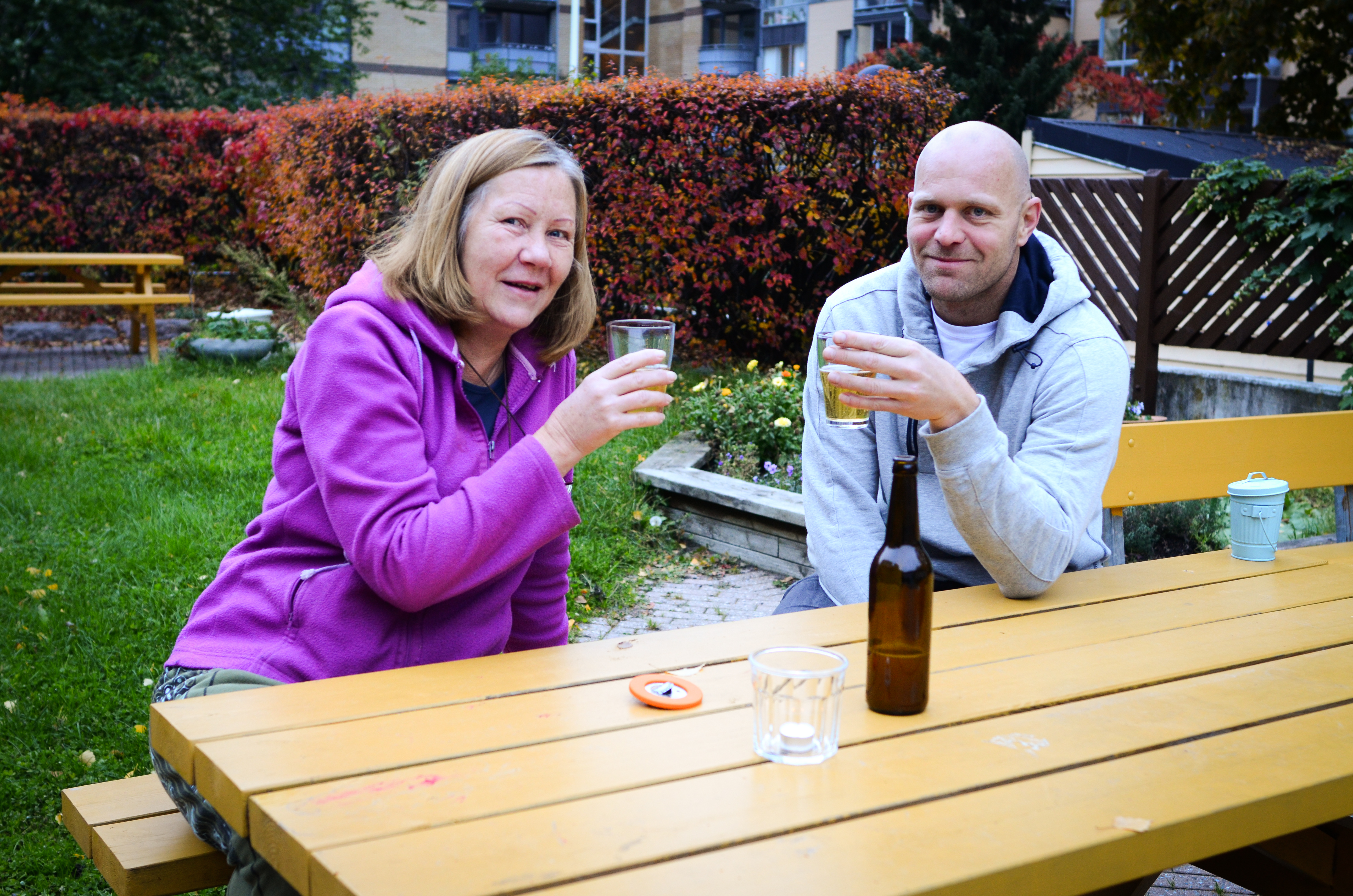 Sosialt: Å brygge i borettslaget er en sosial hobby, forteller Mette Thorstensen og Åsmund Gøytil. 