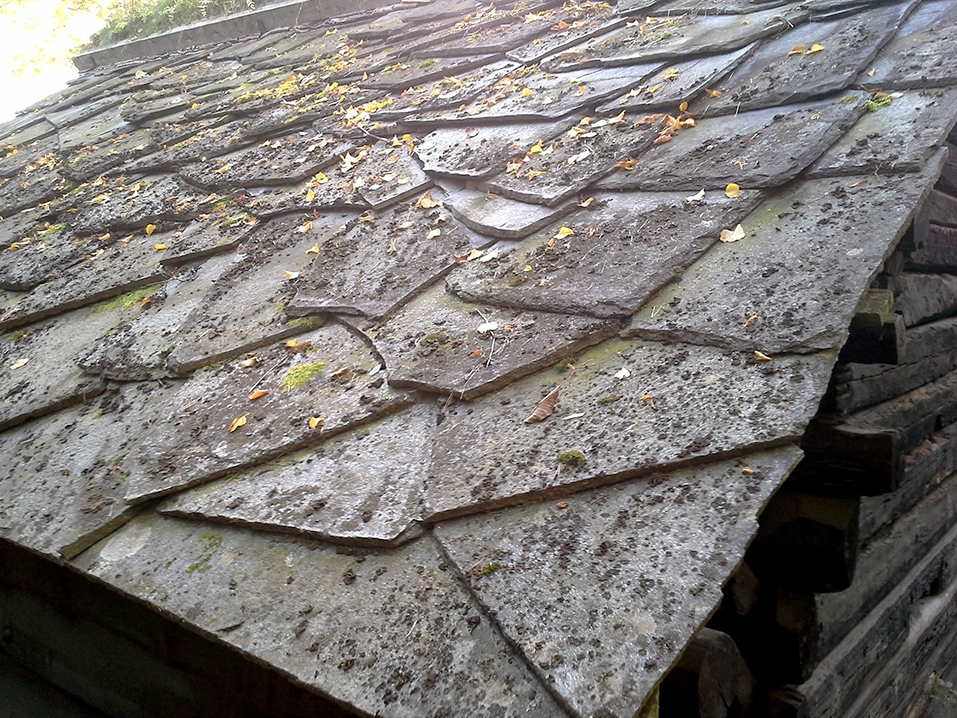 SKIFER: Skifertak fra før 1950 er blant tingene Sintef byggforsk nå sprer kunnskap om gjennom oppdaterte anvisninger i Byggforskserien. Foto: Sintef Byggforsk.