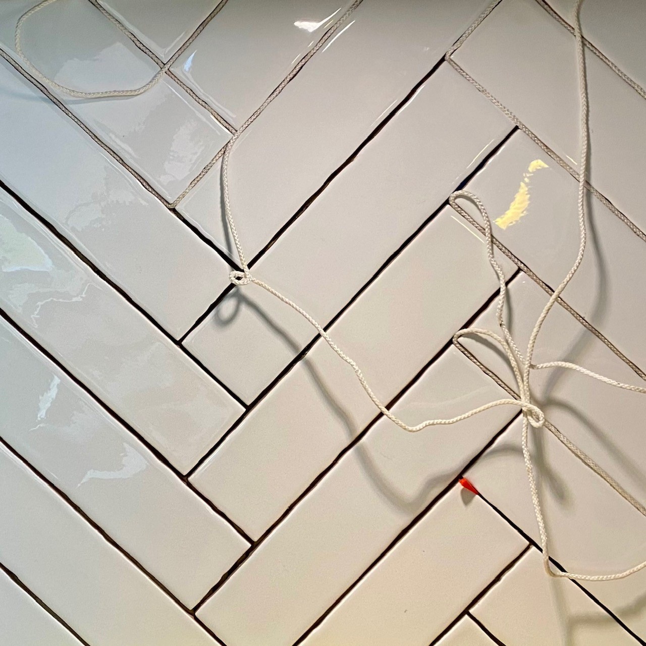 Snor som fjernes fra flisene.