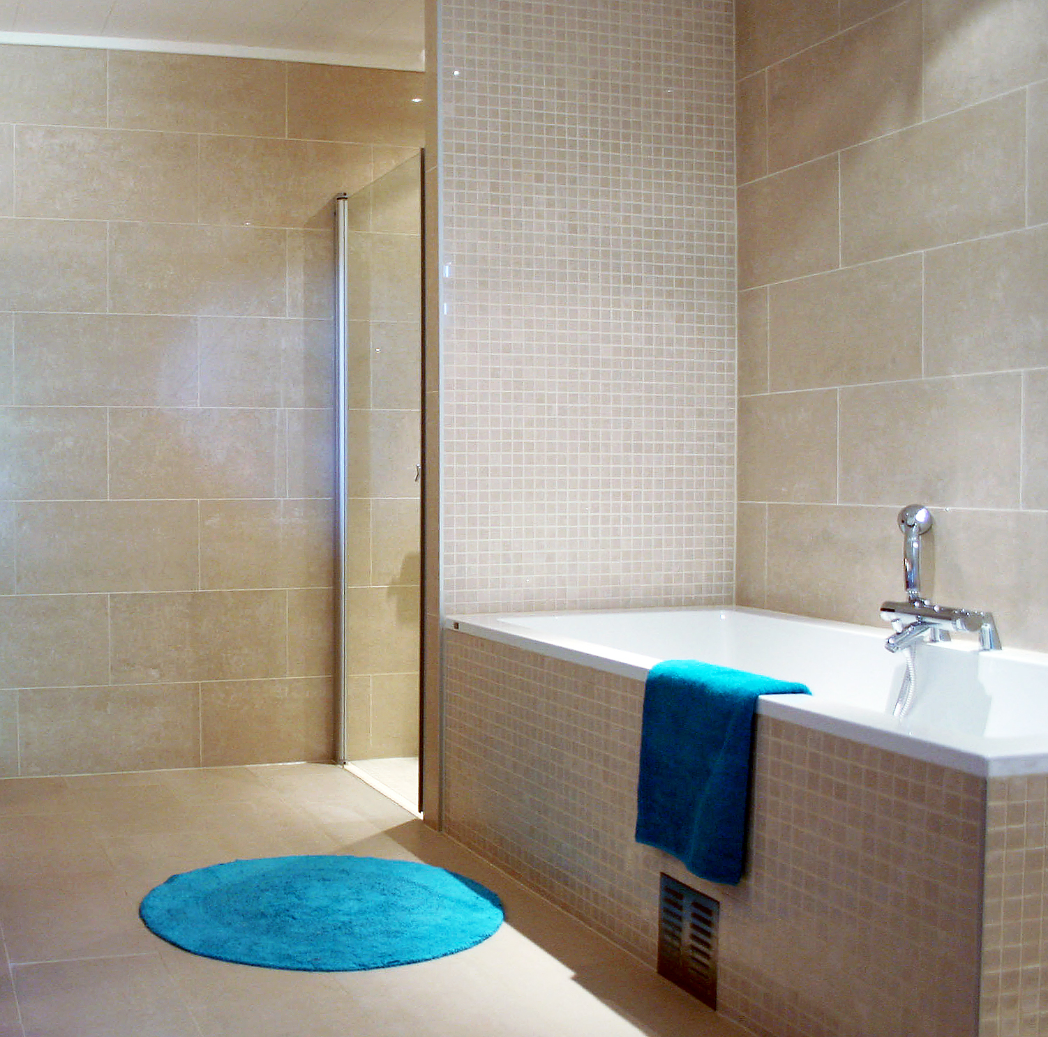 HULL I FUGER: Oppdager du små hull i fugene bør du skifte fugene. Foto: Norfloor.