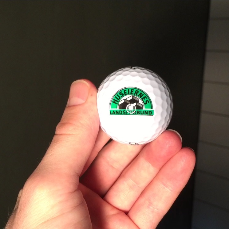 VIDEO: Med golfball på visning kan du sjekke om fallet på badet er riktig. FOTO: Dag Erik Kongslie.