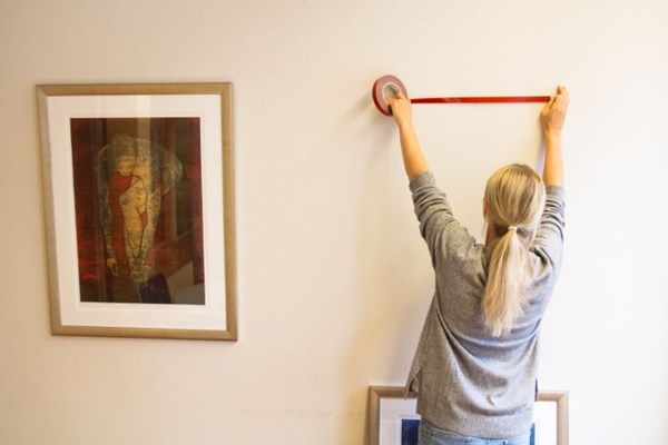 TAPES TIL VEGGEN: Dropp skruer og spiker, nå kan det meste tapes rett på veggen. (FOTO: Rolf Magnus Sæther) 