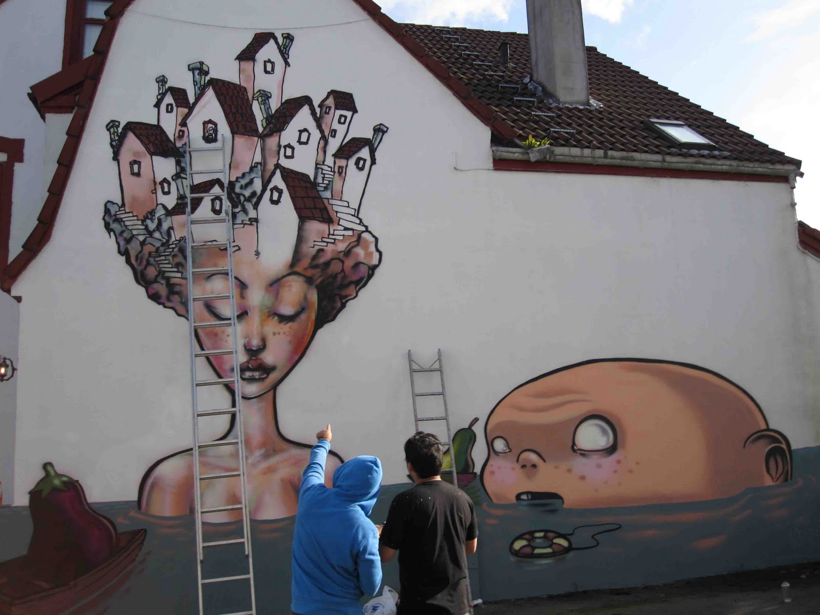 SJU ÅR: Nils Christian Fossdal var storfornøyd med kunsverket på huset sitt, men etter sju år var det ganske falmet,  og veggen trengte vedlikehold. Nå er veggen hvit igjen og klar for ny veggkunst. Foto: Ian Cox