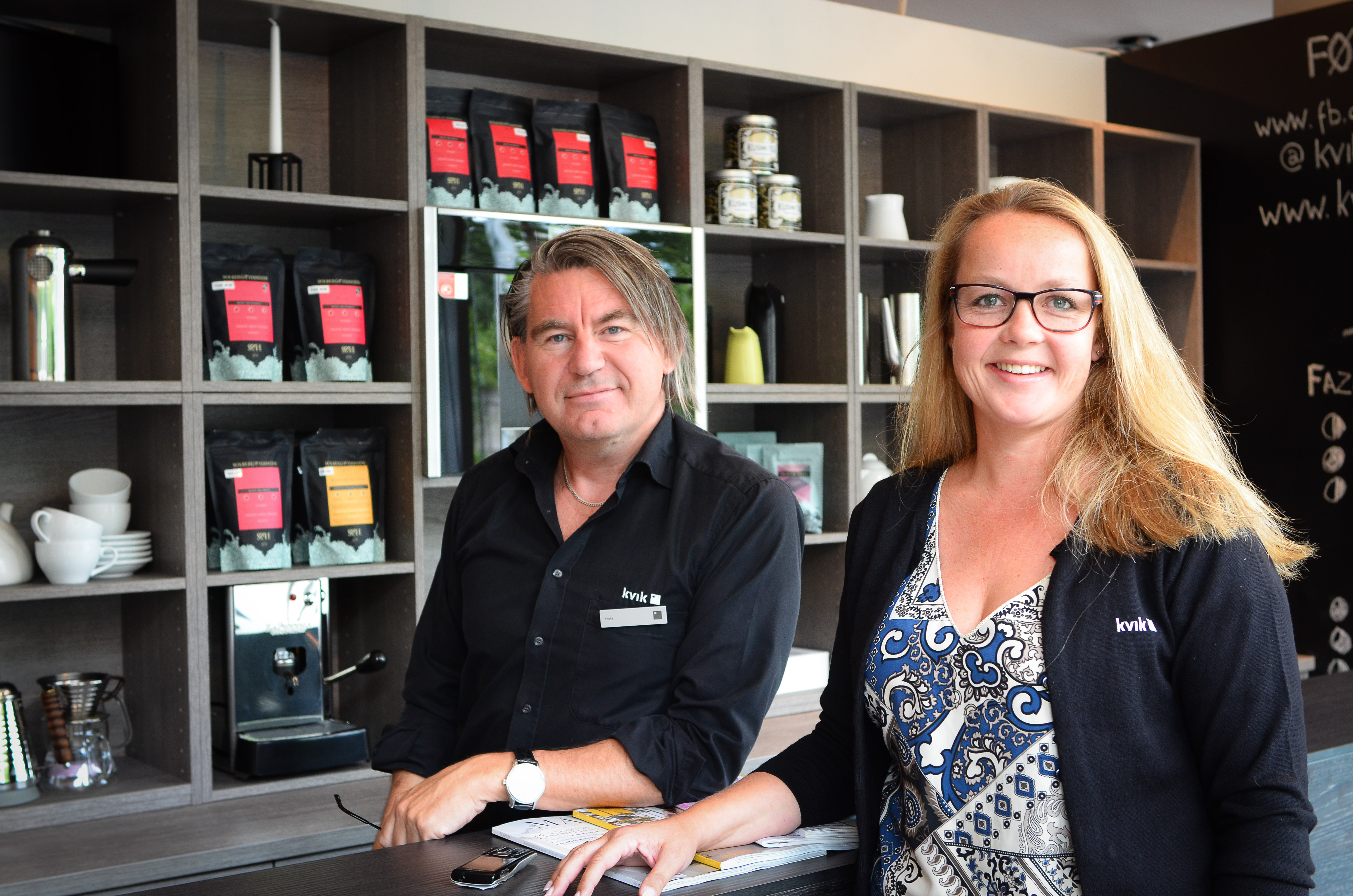 LURE LØSNINGER: Truls Nilsen og Kathrine Rohde-Hanssen på Kvik Skøyen har lang erfaring med å planlegge kjøkken, og kjenner til mange lure løsninger. Foto: Rikke Åserud. 