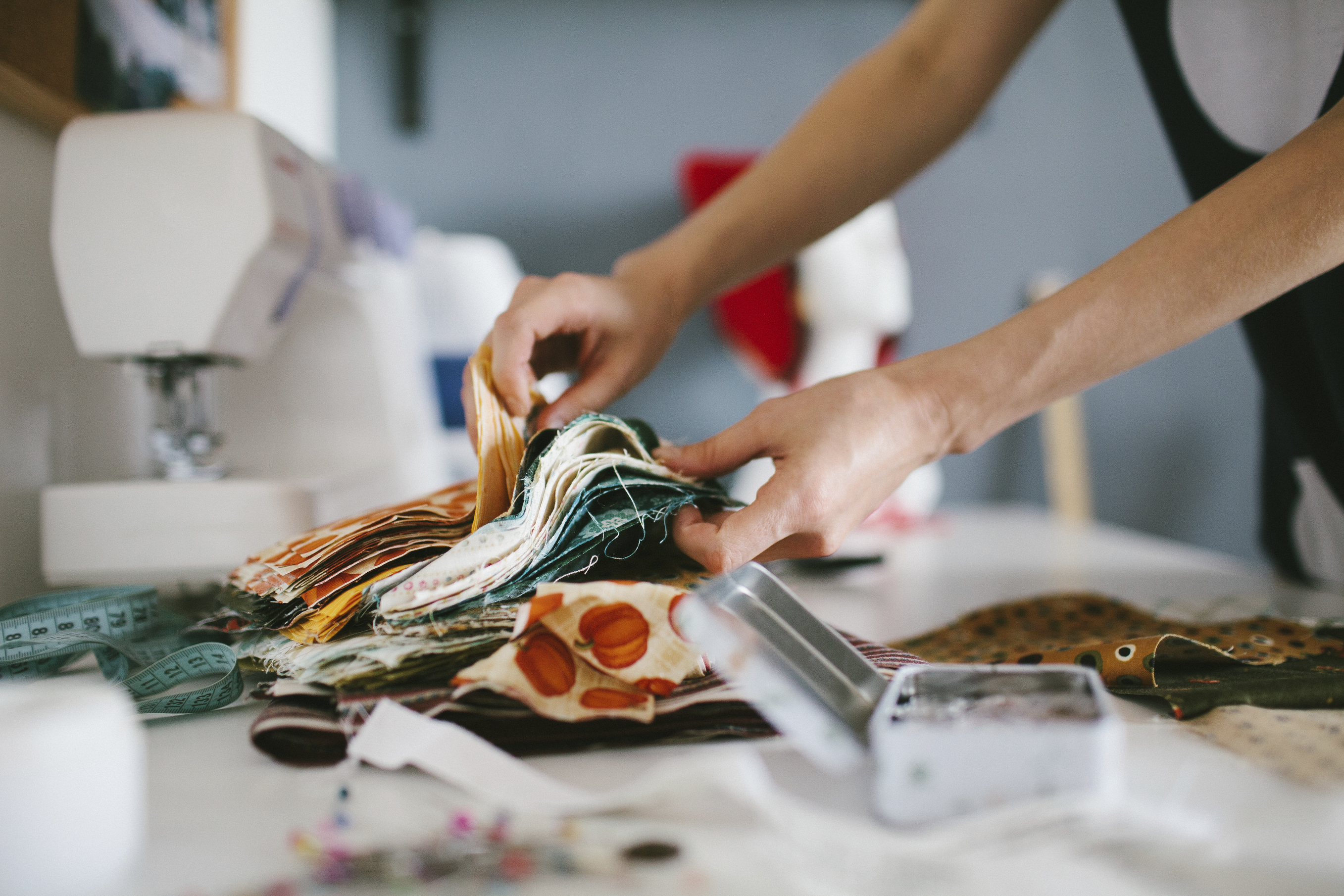 Kanskje blir tekstilene dine til nye kl&aelig;r, og f&aring;r ett nytt livsl&oslash;p. Foto: Fretex