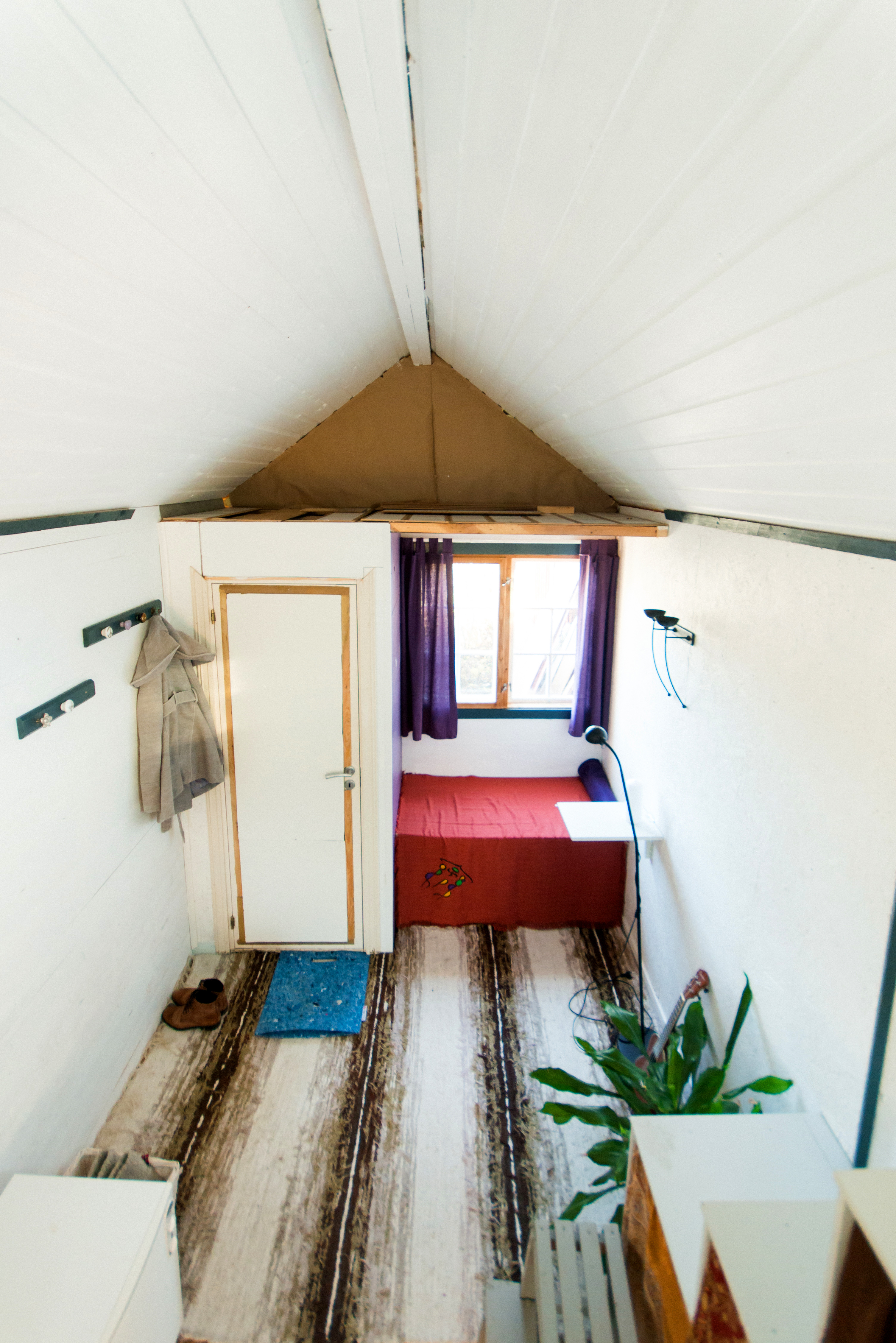 Takh&oslash;yden er utnyttet til en lagringshems over inngangspartiet