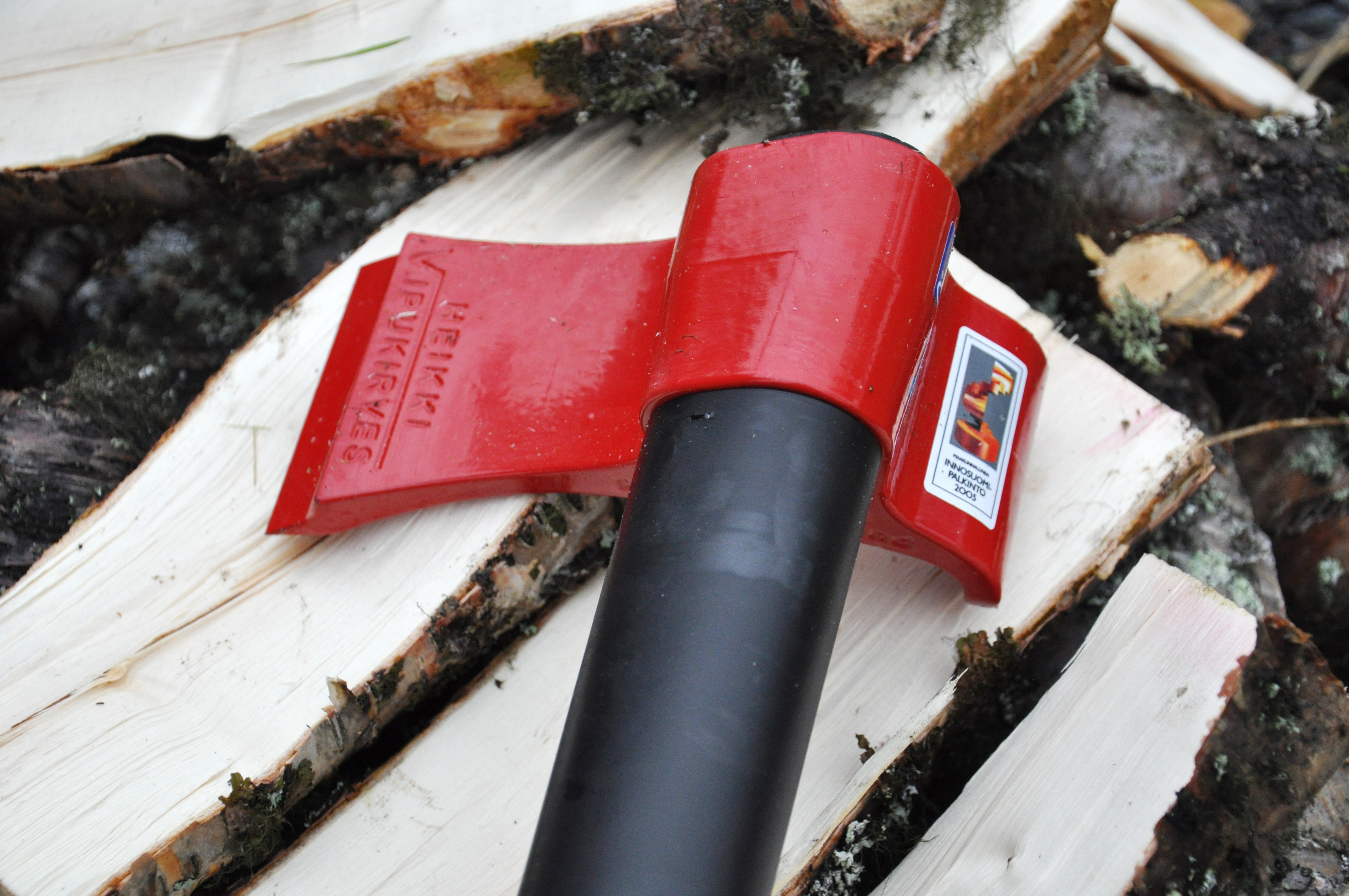 SIKKER HOGST: Øksen Vipukirves reduserer faren for å skade seg under vedhogst. Foto: Dag Erik Kongslie