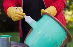 Hvorfor ikke også male noen blomsterkrukker når du først er igang? Foto: Ifi Hvorfor ikke også male noen blomsterkrukker når du først er igang? Foto: Ifi