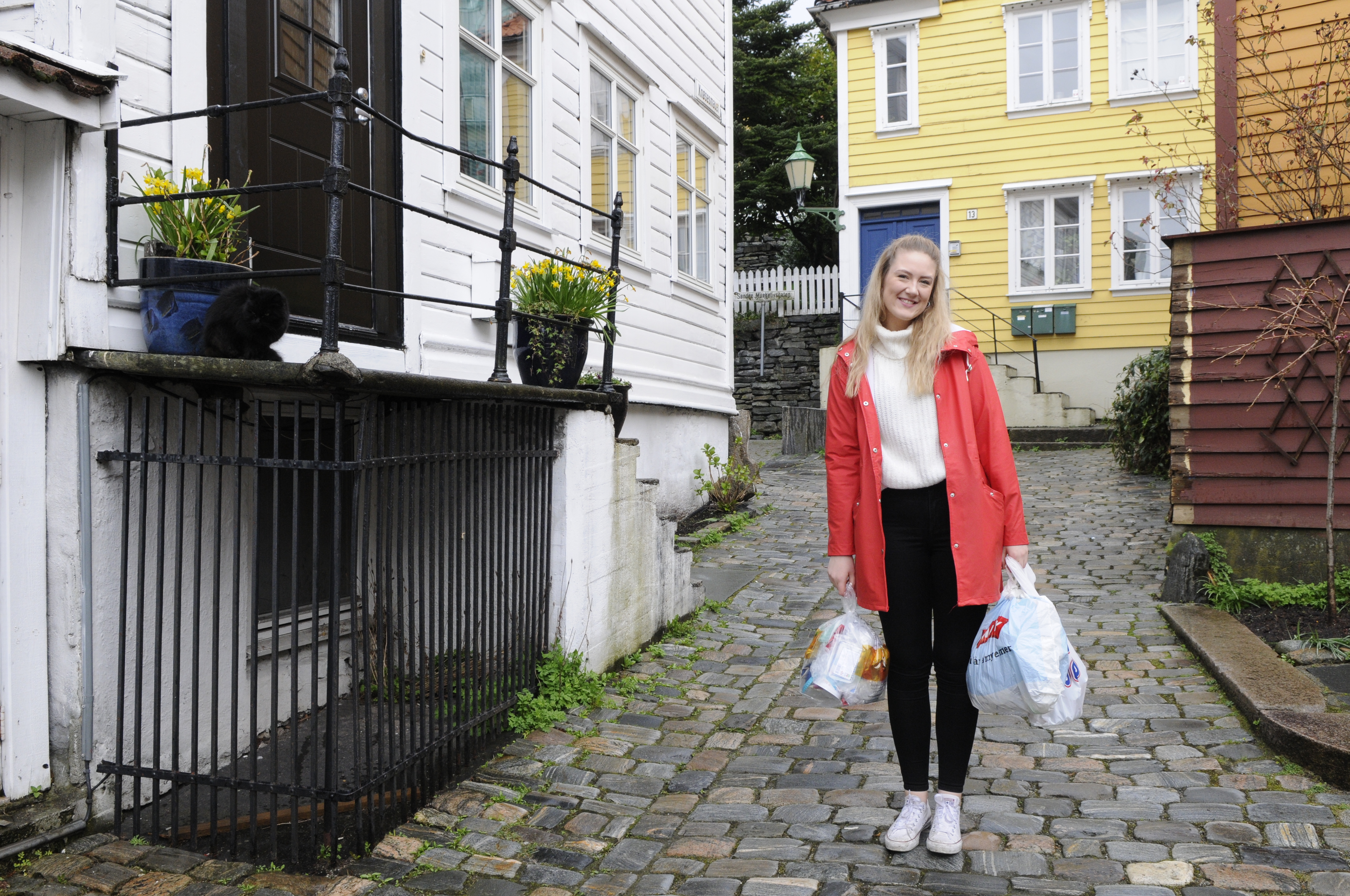 RENT OG PENT: Høgskolestudent Kjersti Brænden Berge er godt fornøyd              med at søppelkassene er borte, selv om det kan være utfordrende å sortere alt søppelet.