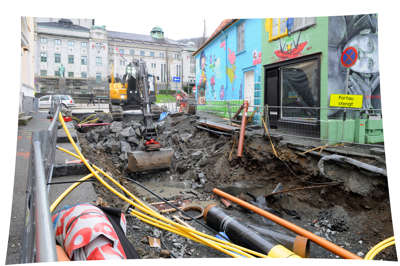 I RØR: Hver eneste gate i Bergen sentrum må graves opp, men de ulike etatene prøver å samordne gravearbeidene slik at det skal bli minst mulig ulempe for beboere, trafikkanter og næringsliv. I RØR: Hver eneste gate i Bergen sentrum må graves opp, men de ulike etatene prøver å samordne gravearbeidene slik at det skal bli minst mulig ulempe for beboere, trafikkanter og næringsliv.