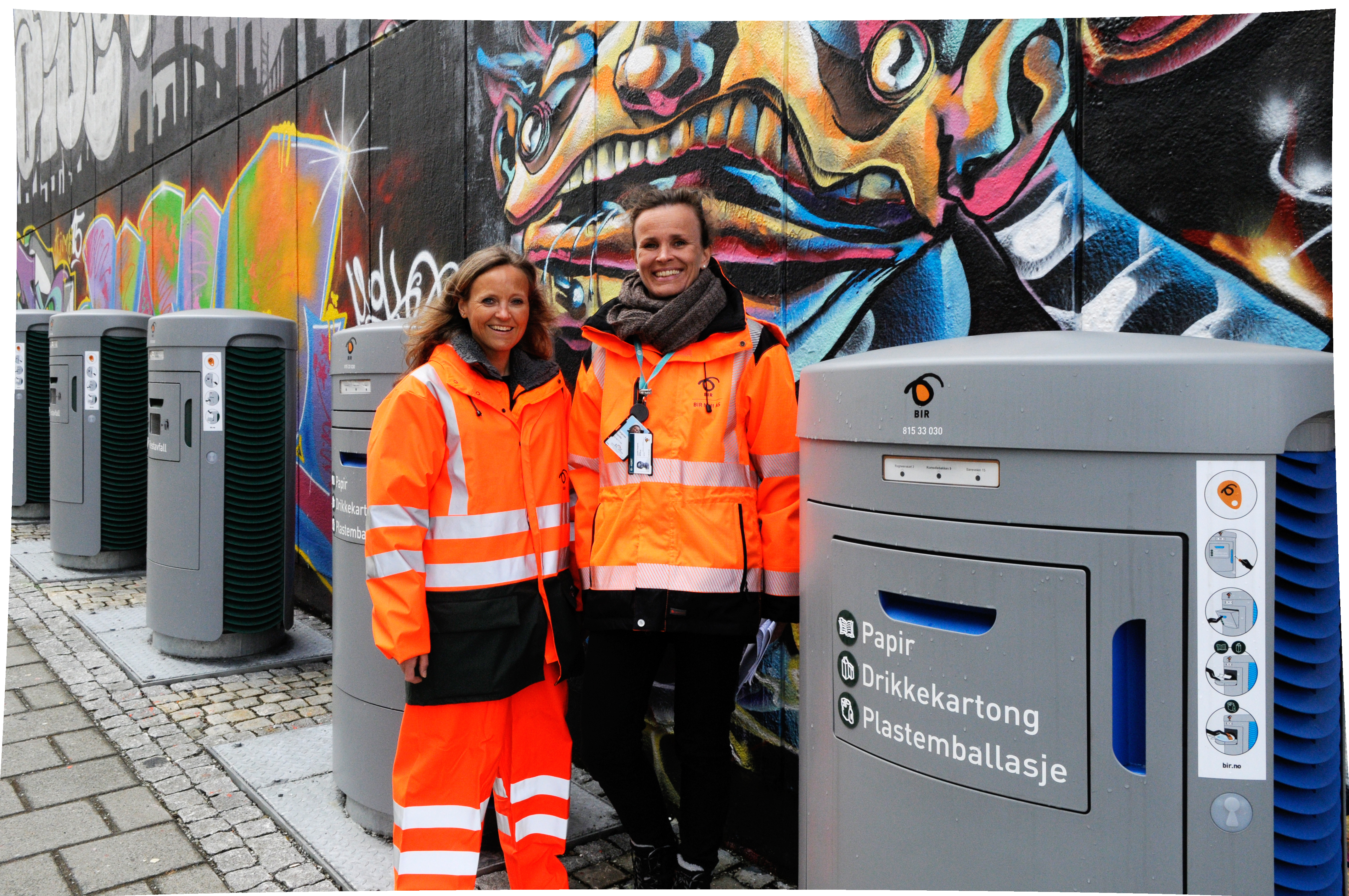 VELFUNGERENDE: Det ligger mye arbeid bak utformingen av de nye søppelnedkastene.  Kommunikasjonssjef Mette Nygård Havre og seniorrådgiver Camilla Tangenes i BIR er godt fornøyd med resultatet. Og selv her, hvor det er lov å tagge på veggen bak, har ingen ennå latt seg friste til å dekorere dem.