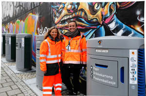 VELFUNGERENDE: Det ligger mye arbeid bak utformingen av de nye søppelnedkastene. Kommunikasjonssjef Mette Nygård Havre og seniorrådgiver Camilla Tangenes i BIR er godt fornøyd med resultatet. Og selv her, hvor det er lov å tagge på veggen bak, har ingen ennå latt seg friste til å dekorere dem. VELFUNGERENDE: Det ligger mye arbeid bak utformingen av de nye søppelnedkastene. Kommunikasjonssjef Mette Nygård Havre og seniorrådgiver Camilla Tangenes i BIR er godt fornøyd med resultatet. Og selv her, hvor det er lov å tagge på veggen bak, har ingen ennå latt seg friste til å dekorere dem.