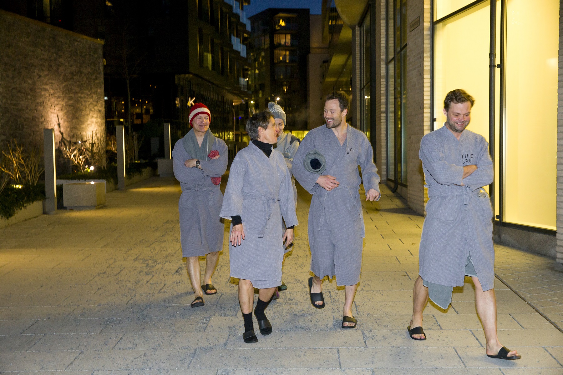 UDs isbadeklubb p&aring; vei til vannet. Fra venstre Christian W. Hansson, Kari Hirth,  Tijana Balac Nilsen, Ewan MacDougald fra USAs ambassade, Bj&oslash;rn Klouman Bekken. Foto: Cornelius Poppe / NTB Scanpix.