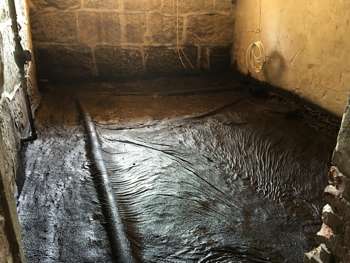 Sprøyteradonmembranen ser ut som en seig, mørk masse. Foto: Privat Sprøyteradonmembranen ser ut som en seig, mørk masse. Foto: Privat