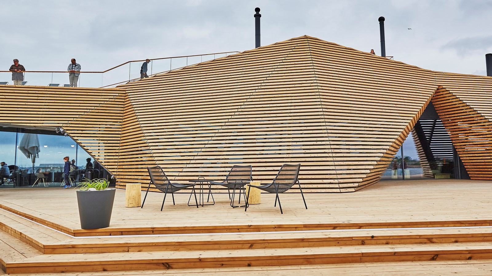 L&ouml;yly i Helsinki er bygget for &aring; ligne et svaberg skal det flyte inn i landskapet n&aring;r treverket gr&aring;nes. Foto: Pekka Ker&auml;nen.