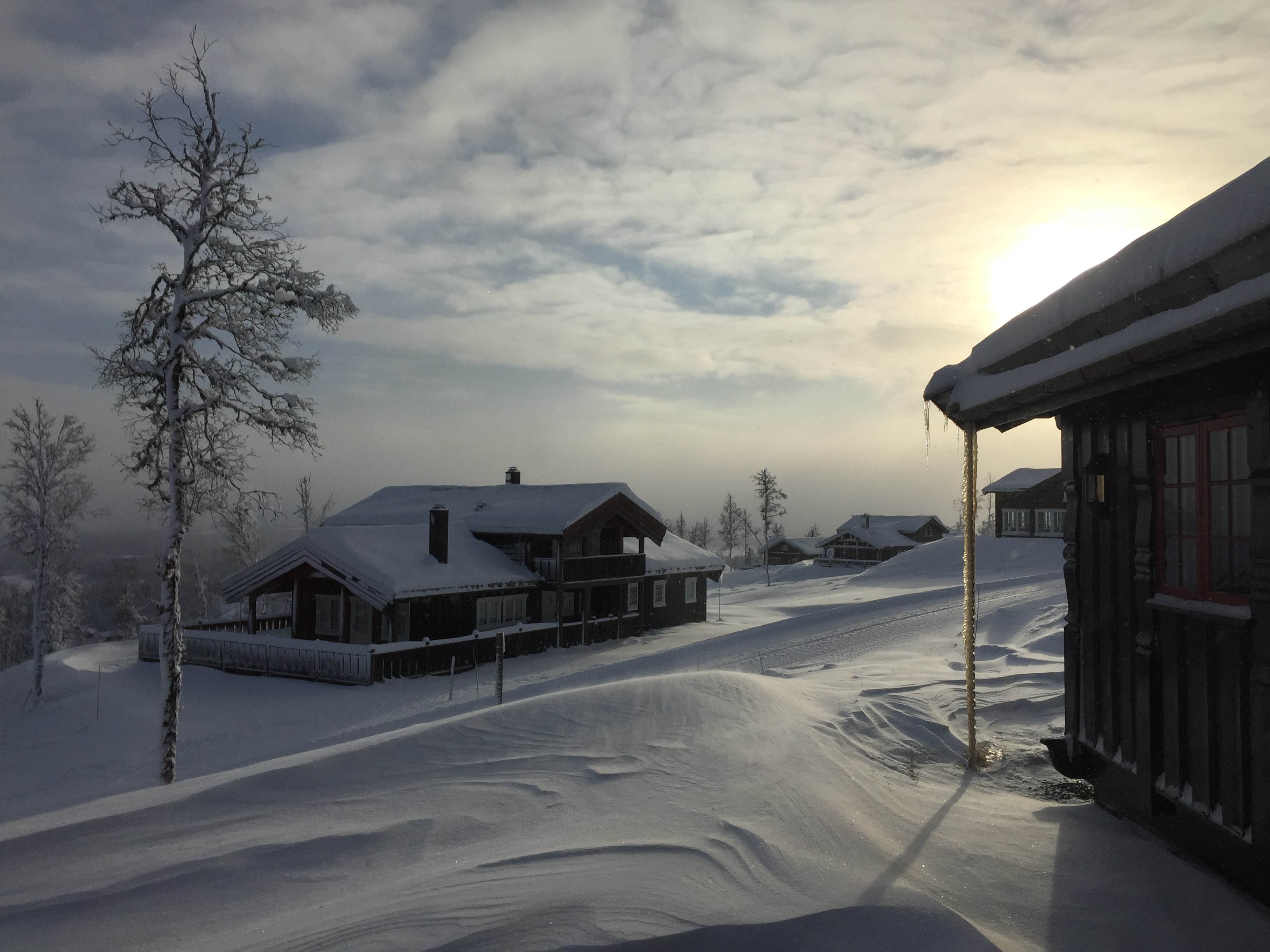 Når det er kaldt på hytta er det uten tvil fristende og sprengfyre for å få opp temperaturen fort. Men er det så lurt?