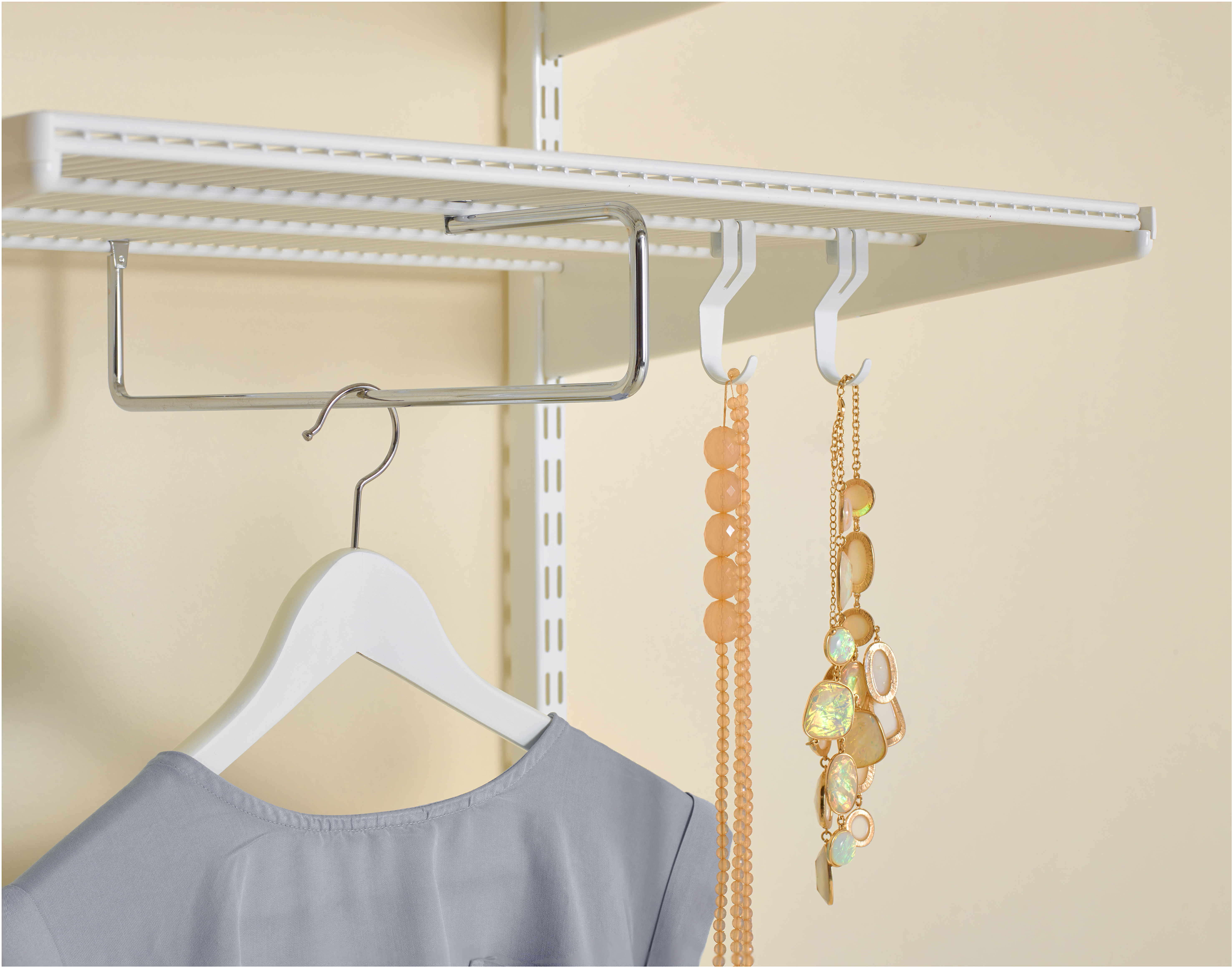 En stang montert p&aring; kurv gj&oslash;r at du kan har et skap med liten dybde. Foto: Elfa