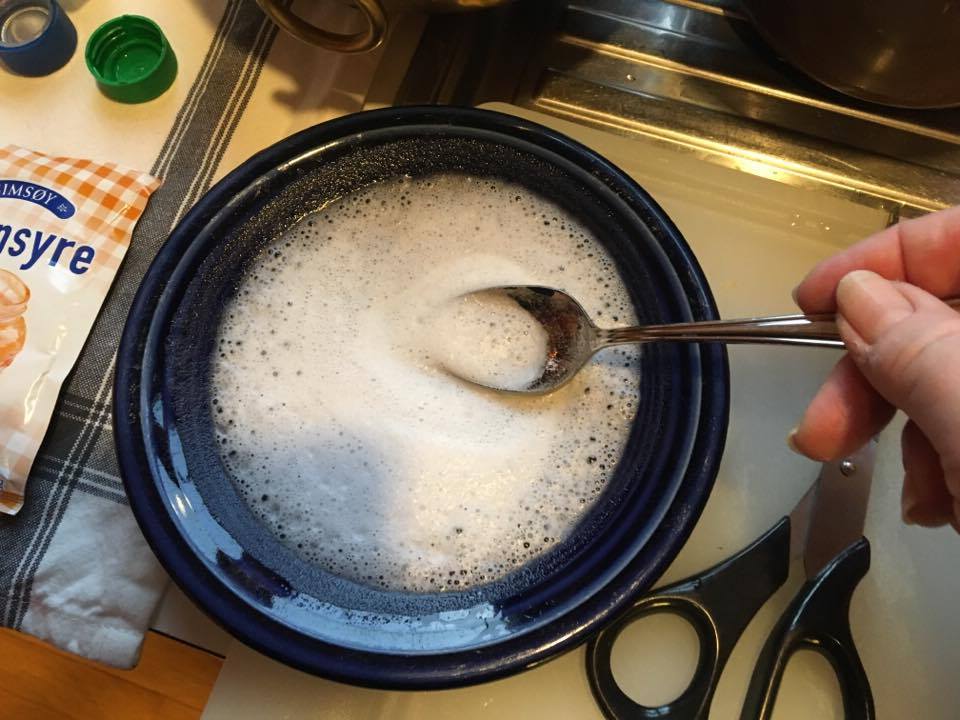 Like deler eddik og natron blandes sammen. Vi venter på at brusingen avtar før vi gnir den inn.