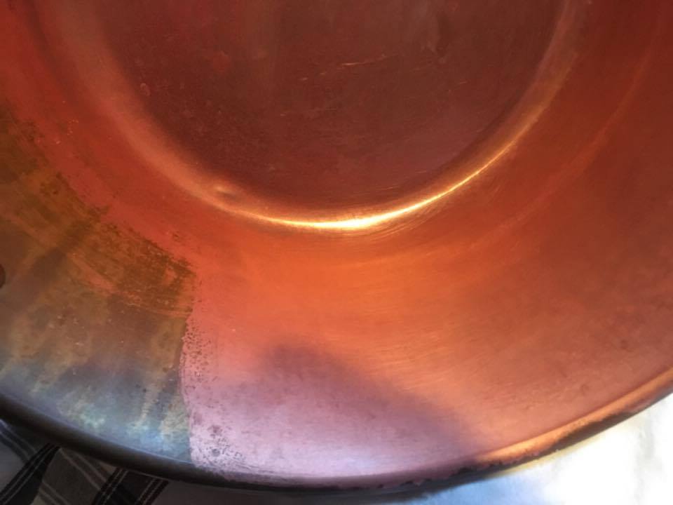 Eddik og salt gnis inn i den svært oksiderte kobberkjelen.