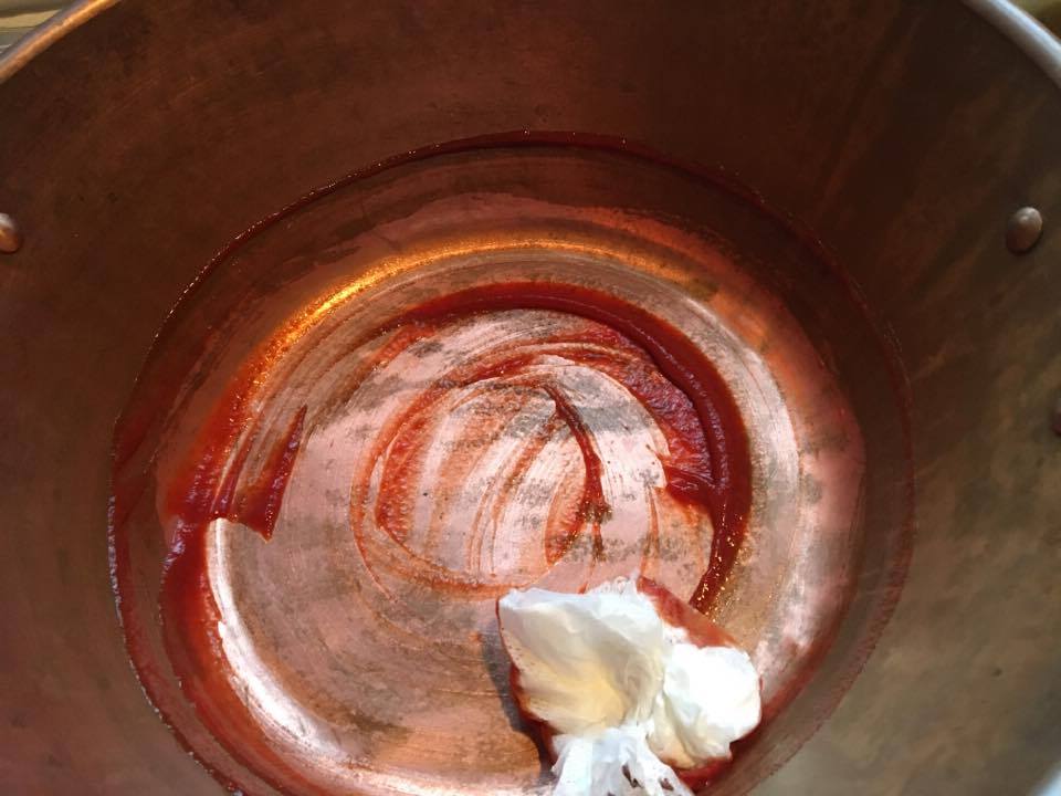 Sprut litt ketchup på det som skal pusses, og gni kobberet eller messingen med et tørkepapir til det er blankt.