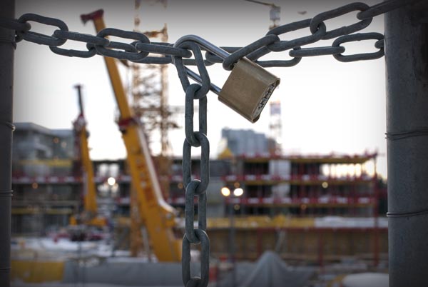Byggeplass bak lås og slå.