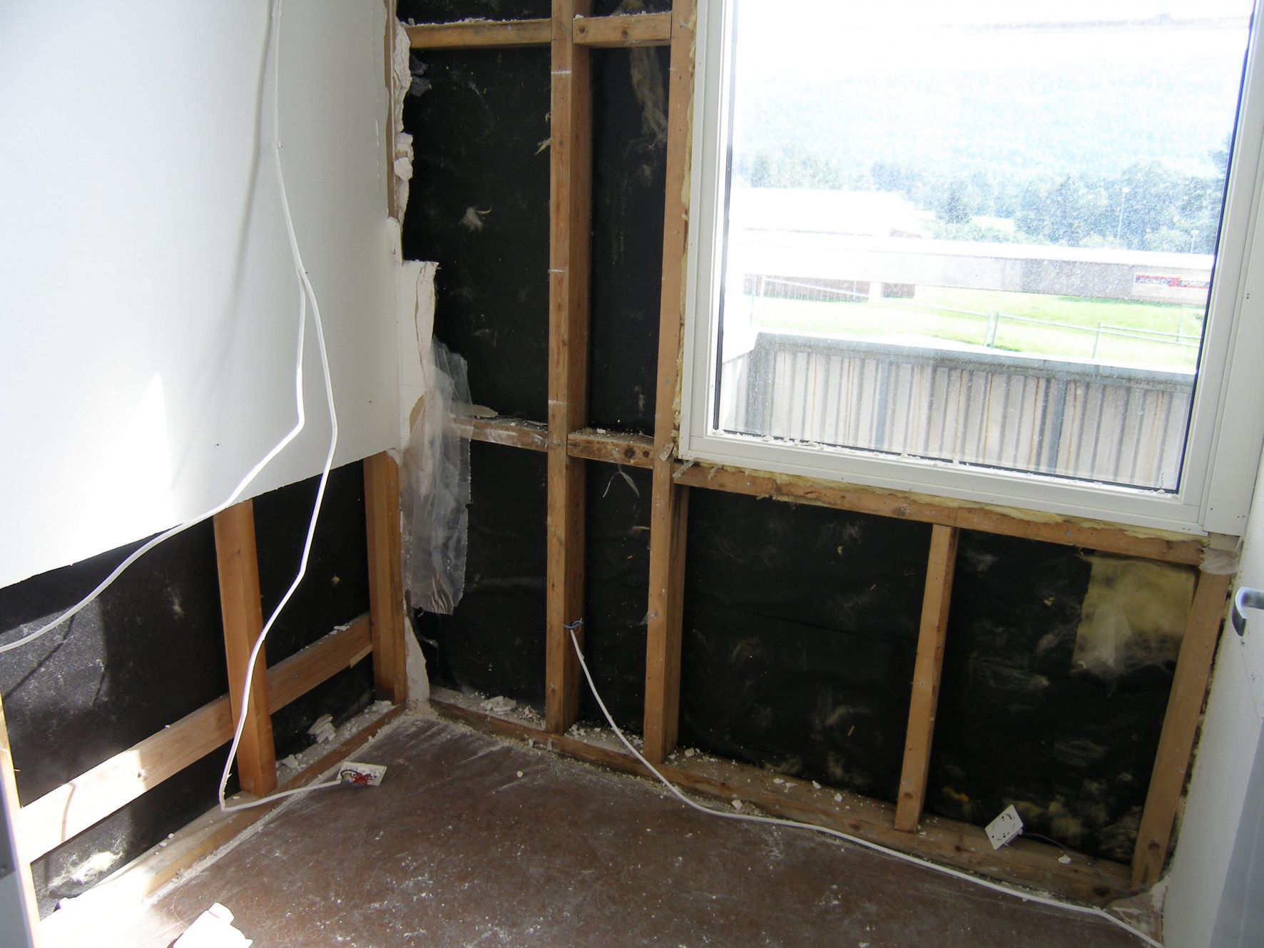 ASBEST: Unge vet for lite om asbest når de pusser opp gamle boliger. Foto: Mycoteam