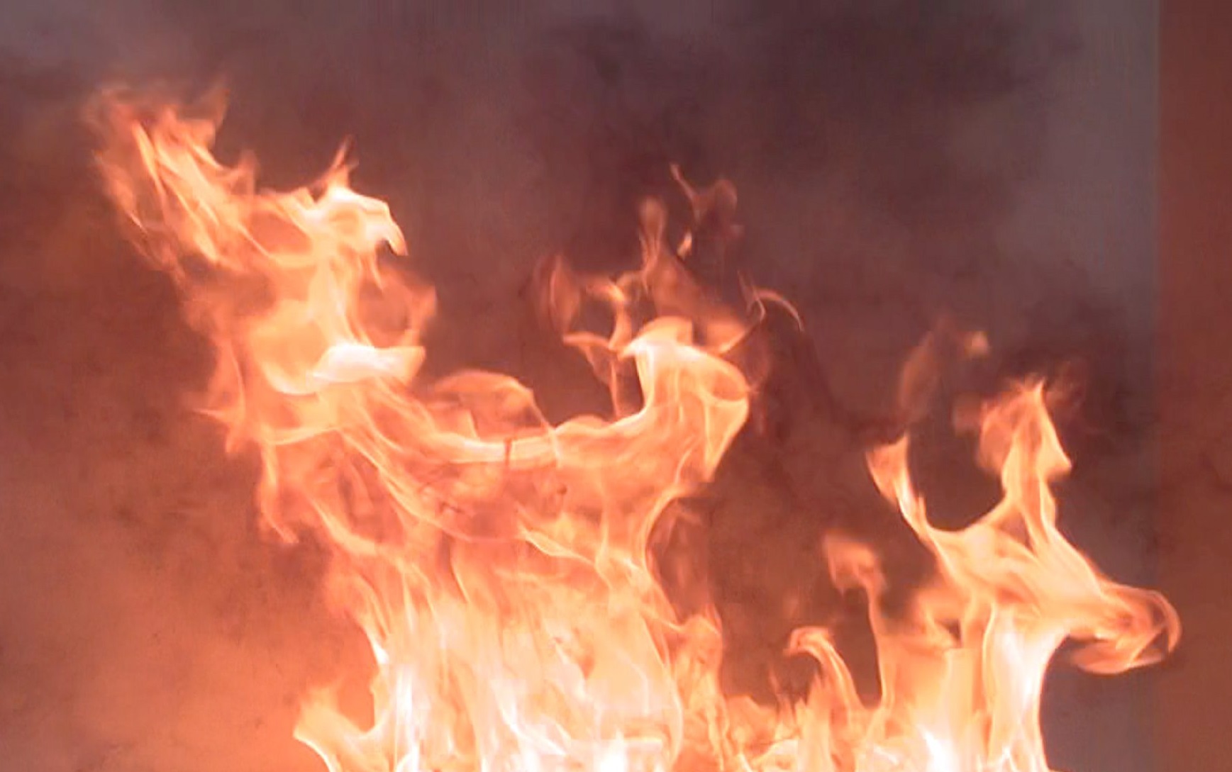 Lite trekk og fuktig ved kan bidra til at det danner seg et lag med beksot på innsiden av pipa. Antenner tjærelaget, kan temperaturen på pipebrannen bli så høy som opptil 1300-1400 grader celsius, opplyser forsikringsselskapet If. (Foto: If)