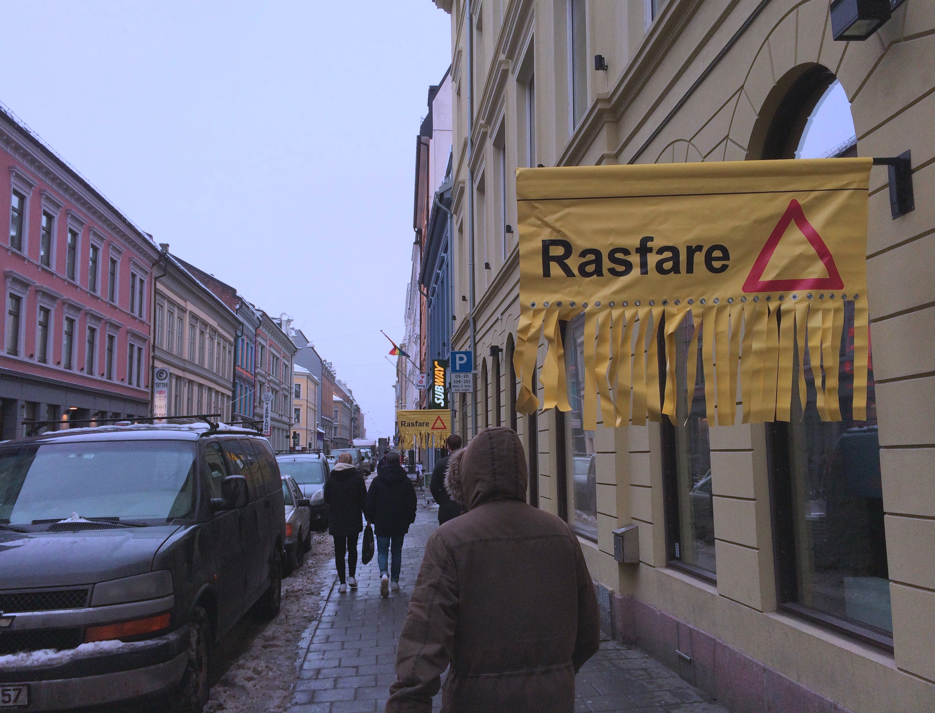 AVVISERE: I bybildet blir fotgjengerne fort "blinde" for varselskilt om takras. Derfor må rasfaren følges opp så raskt som mulig fra huseiers side.