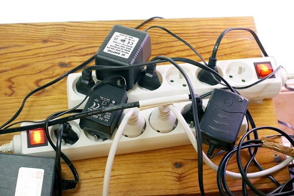 LEDNINGKAOS: Pass på å ha orden i kabler og ledninger, for å unngå brannfare. Foto: Science Photo Library / NTB Scanpix