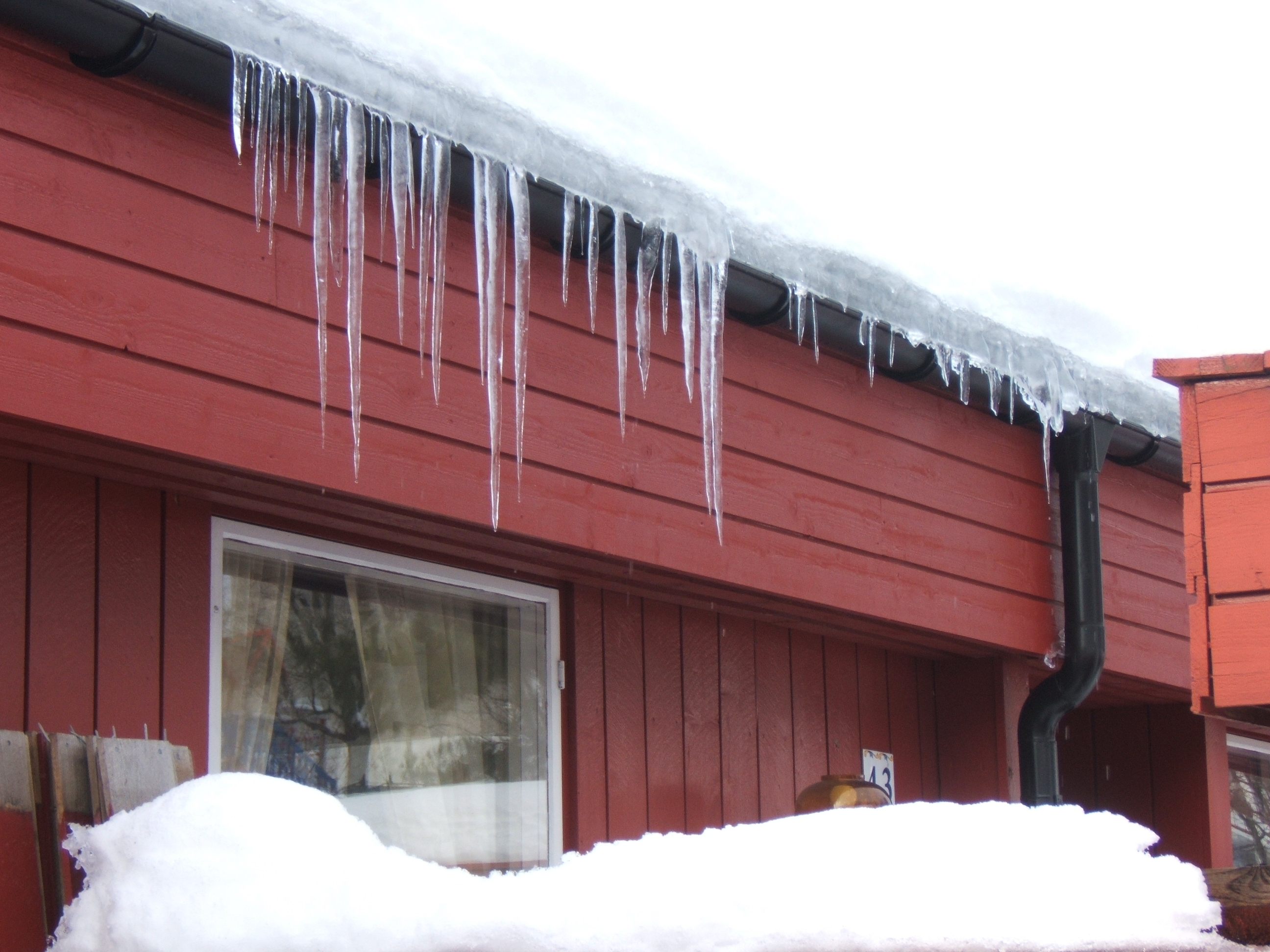 SNØ: Har det lagt seg mye snø på taket? Er den våt og tung bør du måke den av.
