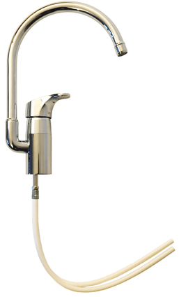 LETT TILGJENGELIG: Disse to kranene ble kjøpt over disk for henholdsvis 598 og 249 kroner. På den ene kranens emballasje står det at den er miljøvennlig og i overenstemmelse med lovens krav om grenseverdier for tungmetaller i drikkevann, men ingen av kranene har noen form for dokumentasjon om egenskaper og kvalitet. Foto: Nina Granlund Sæther.