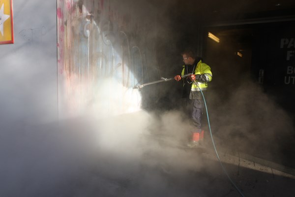 For å fjerne graffiti må veggen sprøytes med kjemikalier før den vaskes med høytrykksspyler, om nødvendig flere ganger.