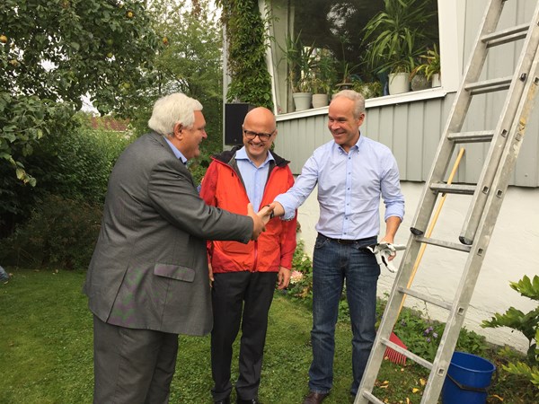 SAMARBEID: Huseiernes Landsforbund er en av organisasjonene som sponser kampanjen Sjekkhuset.no. Her hilser adm. dir. Peter Batta på Klima- og miljøminister Vidar Helgesen og kommunal- og moderniseringsminister Jan Tore Sanner. Foto: Nina Granlund Sæther.