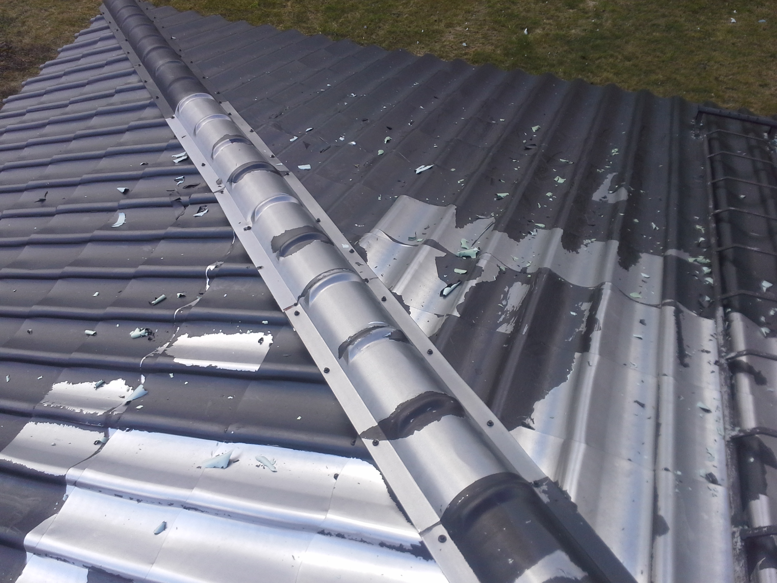 Takplatene til John Birger Wiken begynte å flasse etter kort tid. Foto: Privat