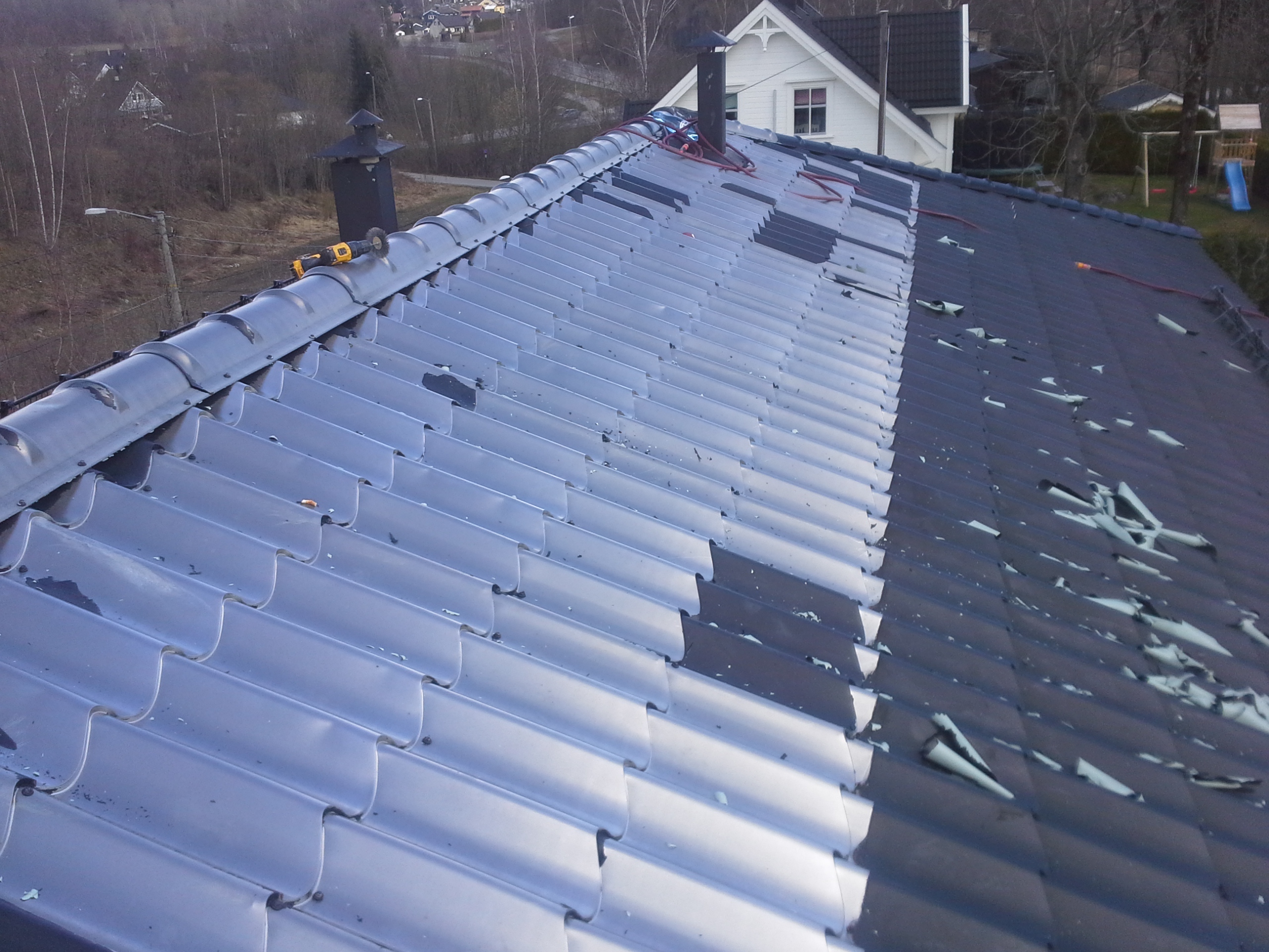 20-30 år: Eksperter mener takplater bør holde i 20-30 år før de begynner å flasse. Foto: Privat