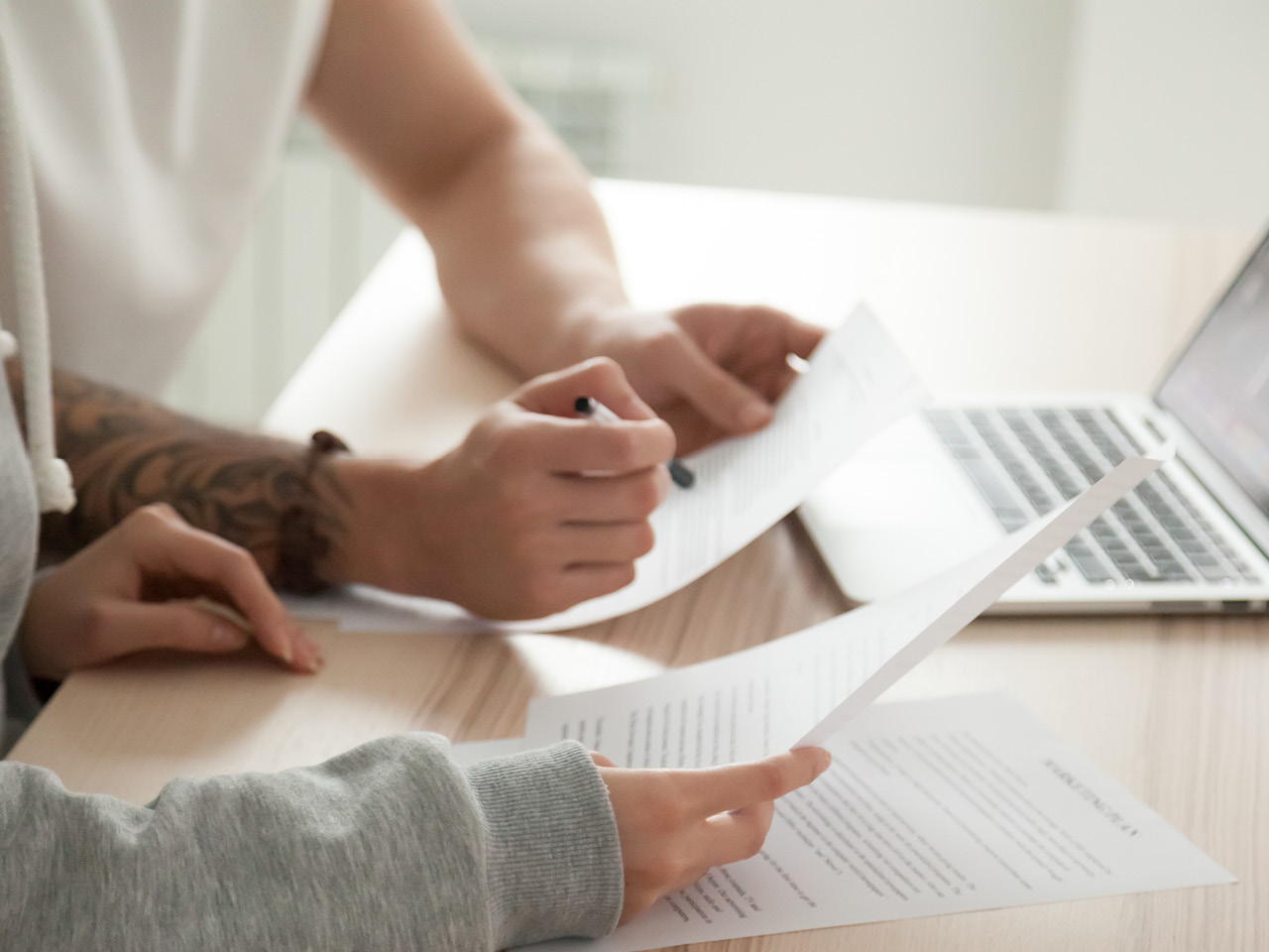 Juss-studenter svarer på spørsmål fra jusstelefonen