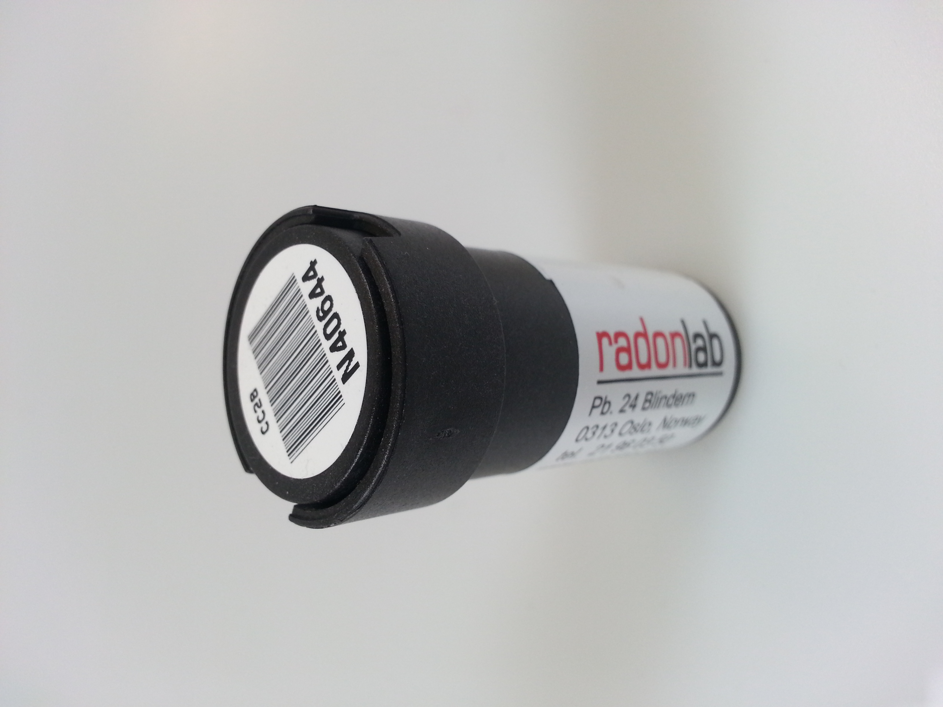 MÅLER RADON: Sporfilm er en liten brikke laget av et materiale som har evne til å registrere alfastråling. FOTO: Linda Ørstavik Öberg.